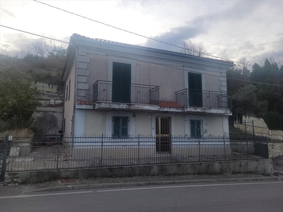 Casa indipendente Strada per Popoli Rione Femminella quadrilocale 140mq