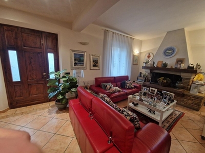 Casa Semi Indipendente in Vendita a Prato, zona Chiesanuova, 342'000€, 145 m², arredato, con Box
