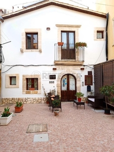 Casa semindipendente in Via Del CROCIFISSO, Siracusa, 7 locali, 140 m²