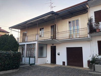 Casa indipendente in Via Cavour, Jerago con Orago, 3 locali, 2 bagni