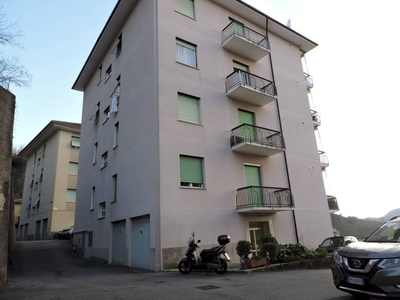 San Cipriano 6 vani 2 balconi posto auto condominiale