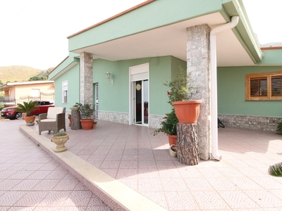 Villa ad Altavilla Milicia, 5 locali, 1 bagno, giardino privato