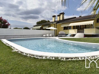 Villa Bifamiliare in Vendita ad Cassola - 370000 Euro