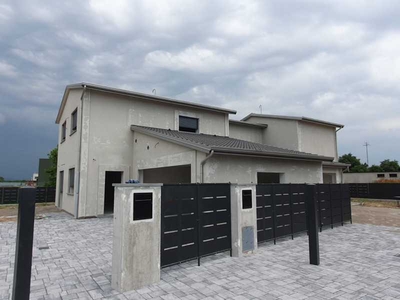 Villa Bifamiliare in Vendita ad Lonigo - 325000 Euro