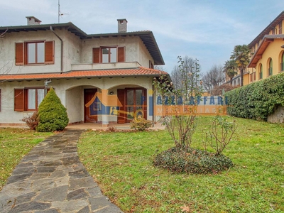 Villa in vendita a Carnago