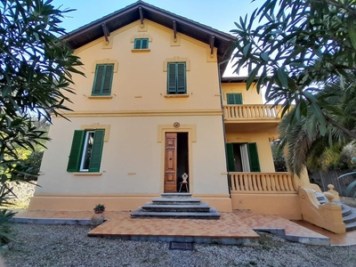 Villa in Vendita a Livorno, zona Quercianella, 780'000€, 450 m²