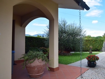 Villa quadrifamiliare a Calcinaia, 6 locali, 2 bagni, giardino privato