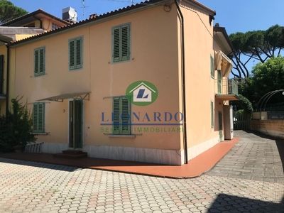 Villetta bifamiliare a Montecatini-Terme, 6 locali, 2 bagni, 180 m²