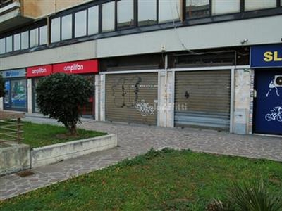 Fondo/negozio - 2 vetrine/luci a Giardinetti-Torvergata-Romanina-Morena, Roma