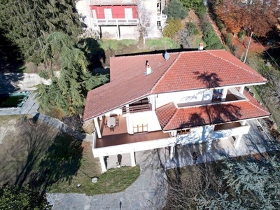 A Villa Mombercelli