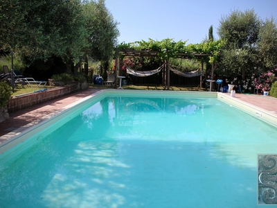 Agriturismo con piscina in vendita in Toscana vicino a Palaia, Pisa