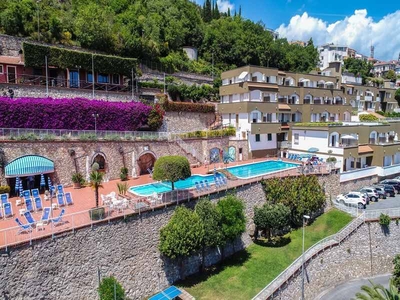 Appartamento a Pietra Ligure con piscina e giardino