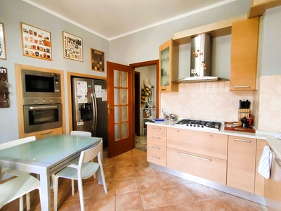Appartamento in Vendita a Lucca, zona Arancio, 230'000€, 108 m², arredato, con Box