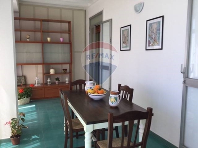 Appartamento in Vendita a Siracusa, zona Zecchino, 135'000€, 119 m²