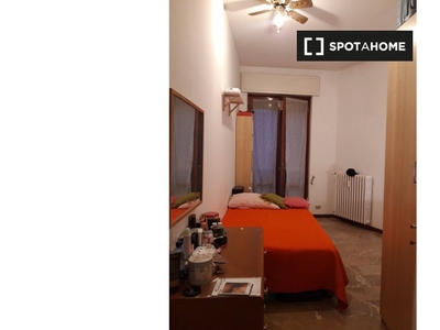 Camera arredata in appartamento a Città Studi, Milano