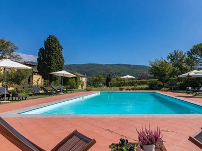 Casa a Arezzo con giardino e piscina