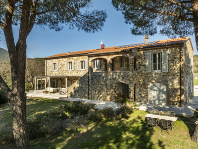 Esclusivo casale con terreno a Suvereto