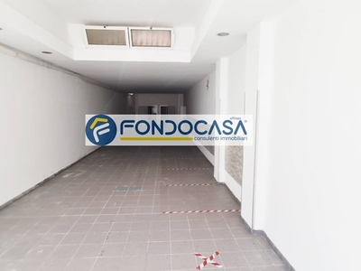 Immobile commerciale in Affitto a Brindisi, zona Cappuccini, 900€, 150 m²