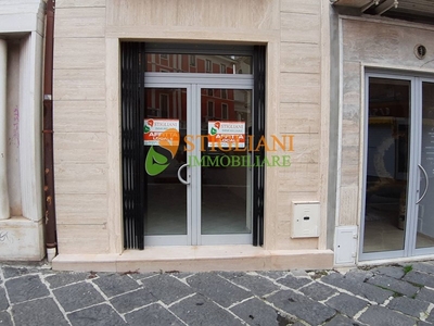 Immobile commerciale in Affitto a Campobasso, zona Centro storico, 600€, 70 m²