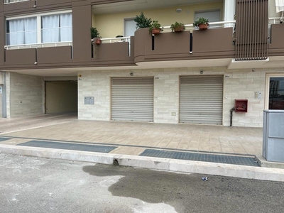 Negozio in Affitto a Bari, 900€, 120 m²