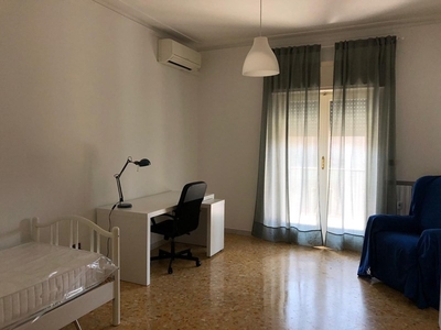 Stanza in Affitto a Bari, zona Picone, 320€, 150 m², arredato