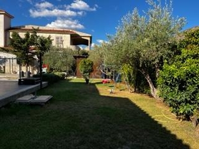 Villa a Torretta in Via Ugo Foscolo