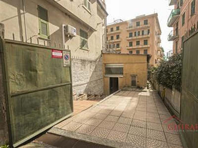 Capannone / Fondo - Magazzino a Sestri Ponente, Genova