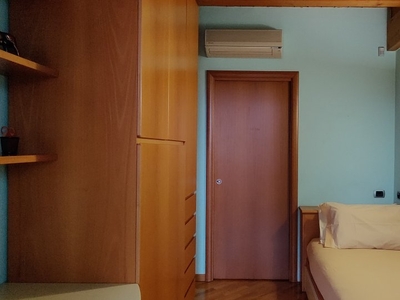 Camera singola in appartamento con 4 camere da letto