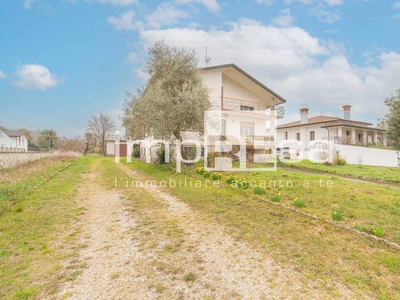 Casa indipendente con terrazzo a Zoppola