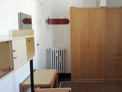 Stanza in affitto in appartamento con 3 camere da letto a San Martino, Genova