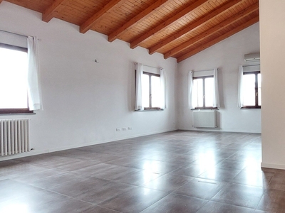 Attico / Mansarda / Loft 0 locali di 100 m² a Cadelbosco di Sopra