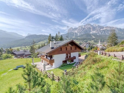 Prestigiosa casa di 930 mq in vendita Via Rinaldo Menardi, 20-22, Cortina d'Ampezzo, Veneto