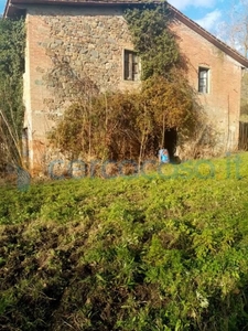 Rustico casale da ristrutturare, in vendita in Sergine, Terranuova Bracciolini