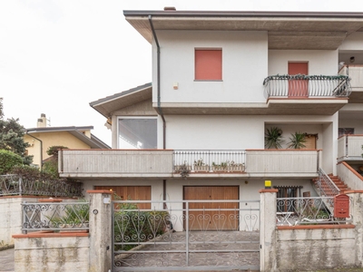 Villa a schiera 8 locali di 200 m² in Loreto