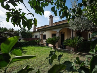 VILLA QUADRIFAMILIARE CON GIARDINO E POSTO AUTO