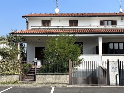 Villetta a schiera in affitto in Via Raffaello, Grezzago