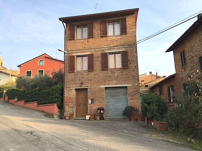 Casa indipendente con giardino a Castiglione del Lago