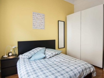 Stanza in affitto in appartamento con 5 camere da letto a Torino