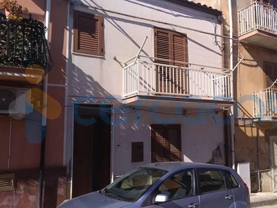 Appartamento da ristrutturare, in vendita in Via Avvocato Gallina 95, Santa Caterina Villarmosa