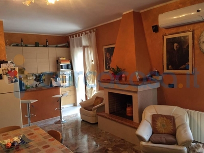 Appartamento Trilocale in ottime condizioni, in vendita in Via Bologna, Ceglie Messapica