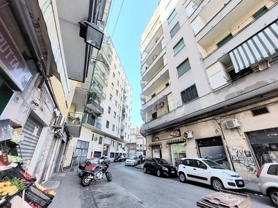 Casa a Napoli in Via Rodi, Fuorigrotta