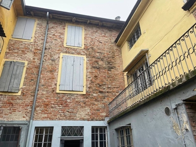 Casa indipendente, piazza Cesare Battisti, zona Pieveottoville, Polesine Zibello
