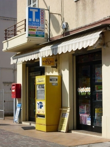 Lucca - Ottima attività ultradecennale di Tabaccheria con ricevitoria completa - distributore automatico H. 24 - Posizione ben visibile lungo strada di transito sia veicolare che pedonale con parcheggi. Aggi costanti negli anni, corrispettivi facilmente incrementabili. Locali adeguati all'attività svolta con affitto modico. ( ape - G 175 kwh/mqa ) RIF. 4791 RICH. 95.000 €uro Per Info: tel. 0572 773505 339 3009181 339 4934317 Multiservice Immobiliare S. a. s Via G. Garibaldi, 2/D - Montecatini Terme (PT) MULTISERVICE IMMOBILIARE S. A. S. vi garantisce la massima cura e discrezione in ogni aspetto delle operazioni immobiliari residenziali, commerciali. L'esperienza ultra ventennale, il costante aggiornamento professionale, la cortesia dello staff di esperti qualificati, l'efficacia della pubblicità online e sui periodici di settore, hanno convinto privati, commercianti, professionisti ed aziende ad individuare nell'agenzia MULTISERVICE IMMOBILIARE il partner ideale per un efficace valorizzazione delle loro attività e dei loro immobili.