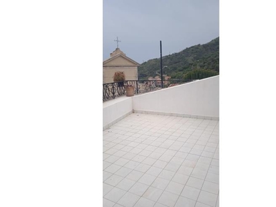 Quadrilocale in affitto a Messina, Frazione Giampilieri Marina, Via Chiesa 61