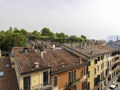 Quadrilocale ristrutturato in zona Veronetta a Verona