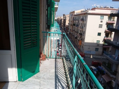 Trilocale con due balconi, via Antonio Marinuzzi, zona Policlinico, Palermo