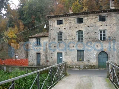 Villa da ristrutturare, in vendita in Via Di Tiglio, Capannori