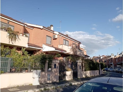 Villino in Viale Giannantonio Selva in zona Pisana, Bravetta, Casetta Mattei a Roma