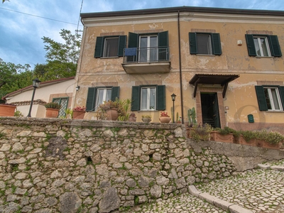 Villa con terrazzo a Arce