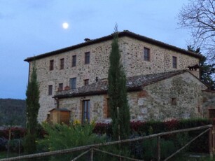 Bellissimo appartamento in vendita nei pressi di Castellina in Chianti. Situato al piano terreno di un complesso colonico, questo tipico appartamento chiantigiano è perfetto per chi cerca un'abitazione dallo stile autentico e affascinante. Dotato di un piccolo giardino privato antistante l'ingresso e di una splendida piscina panoramica ad uso comune, questo immobile offre il massimo comfort e relax. L'orientamento sud-ovest permette di godere di una bellissima luce solare durante tutto il giorno. Il borgo conserva intatte le caratteristiche originali, creando un'atmosfera unica e suggestiva senza dare l'idea di borgo ad uso prevalentemente turistico.Questo appartamento offre una distribuzione ottimale con una zona giorno accogliente e un camino, una spaziosa camera matrimoniale e un bagno con doccia. I pavimenti in terracotta originale, il soffitto a travi e travicelli e la pietra a vista conferiscono un tocco di autenticità e tradizione. Inoltre, c'è la possibilità di acquistare l'immobile con i mobili inclusi, rendendo il trasferimento ancora più comodo e immediato. Non lasciarti sfuggire questa fantastica opportunità di vivere nel cuore della splendida regione del Chianti. Contattaci per maggiori informazioni e per prenotare una visita!